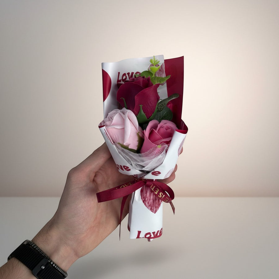 eRamis bouquet of artificial roses in pink and deep red, tied with a ribbon, perfect for gifts.